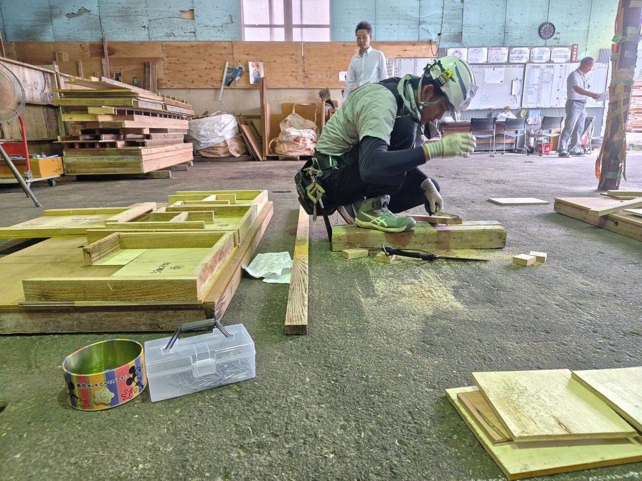 加工場で型枠を刻む