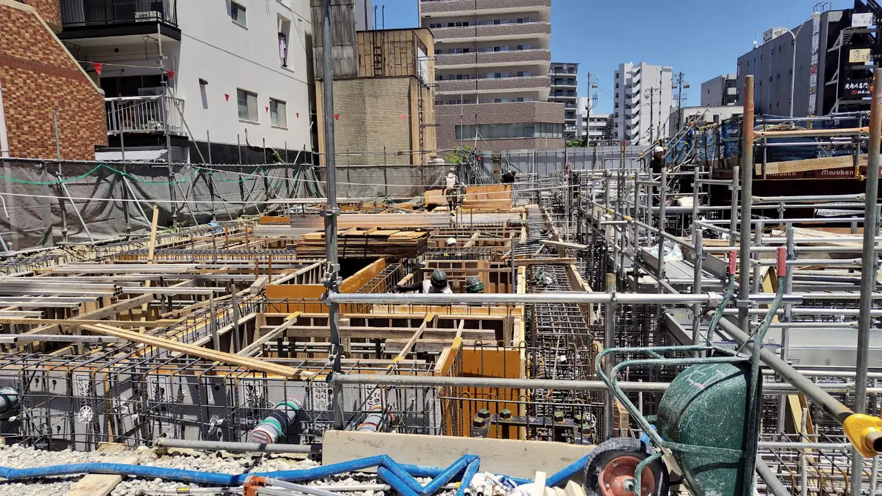 夏の強い日差しの現場